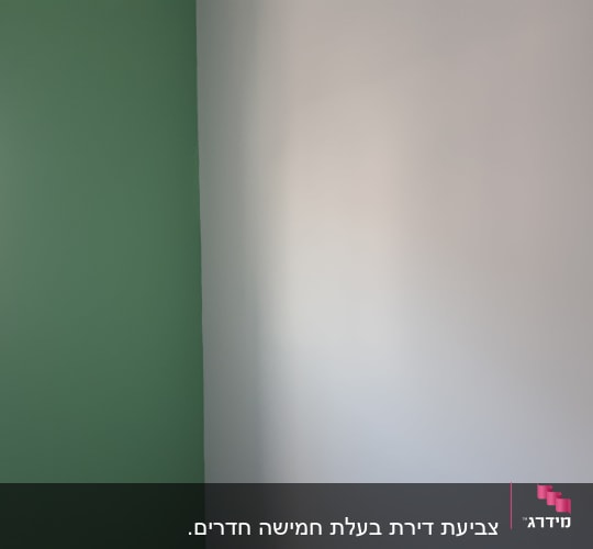 קיר צבוע ירוק ולבן עם חלון בצד